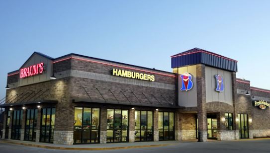 Braum’s store exterior at dusk, showcasing hours for burgers and ice cream in 2025
