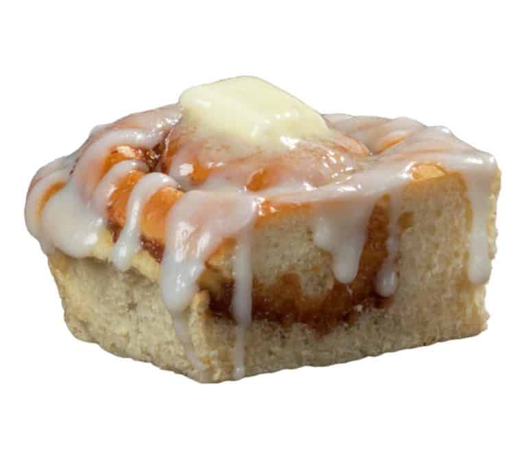 Freshly baked Braum’s Cinnamon Roll with rich icing, soft dough, and warm cinnamon flavor – perfect breakfast pastry.